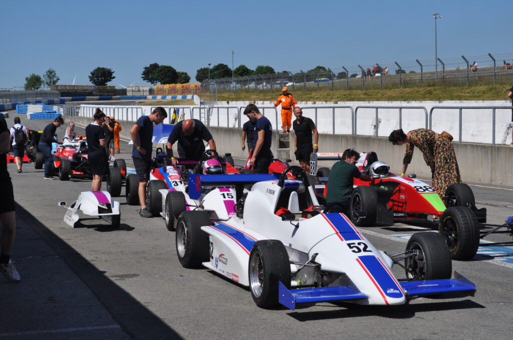 Monoplaces et pilotes en préparation avant le départ