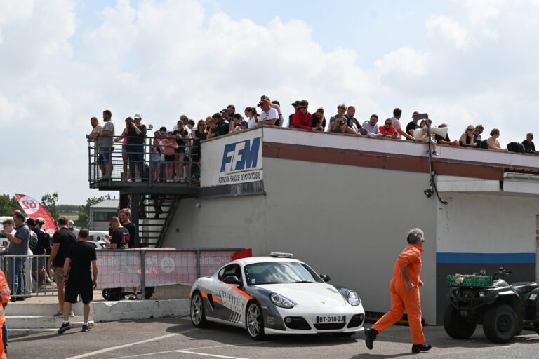public sur la terrasse