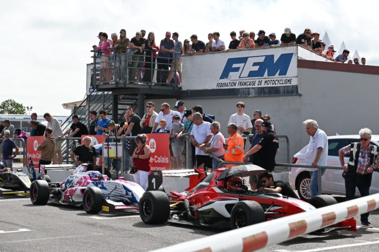 Spectateurs en prégrille